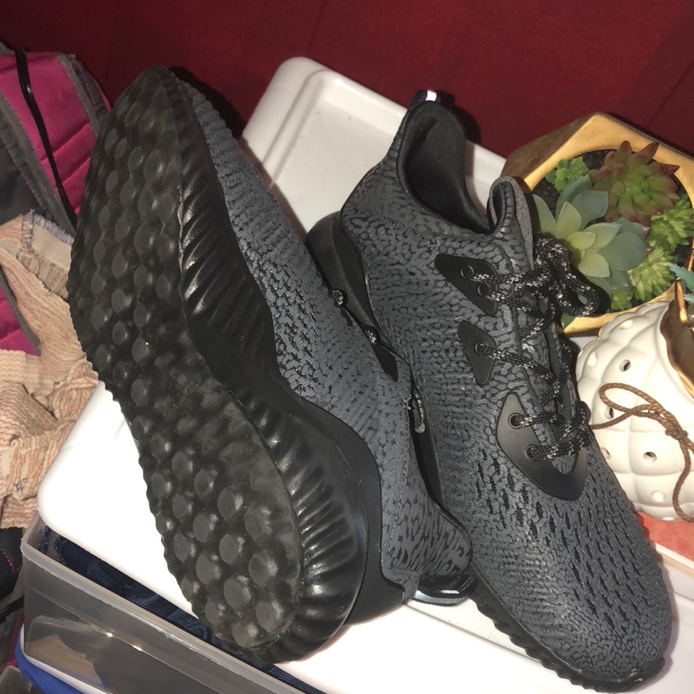 NEVER WORN ADIDAS BOUNCE